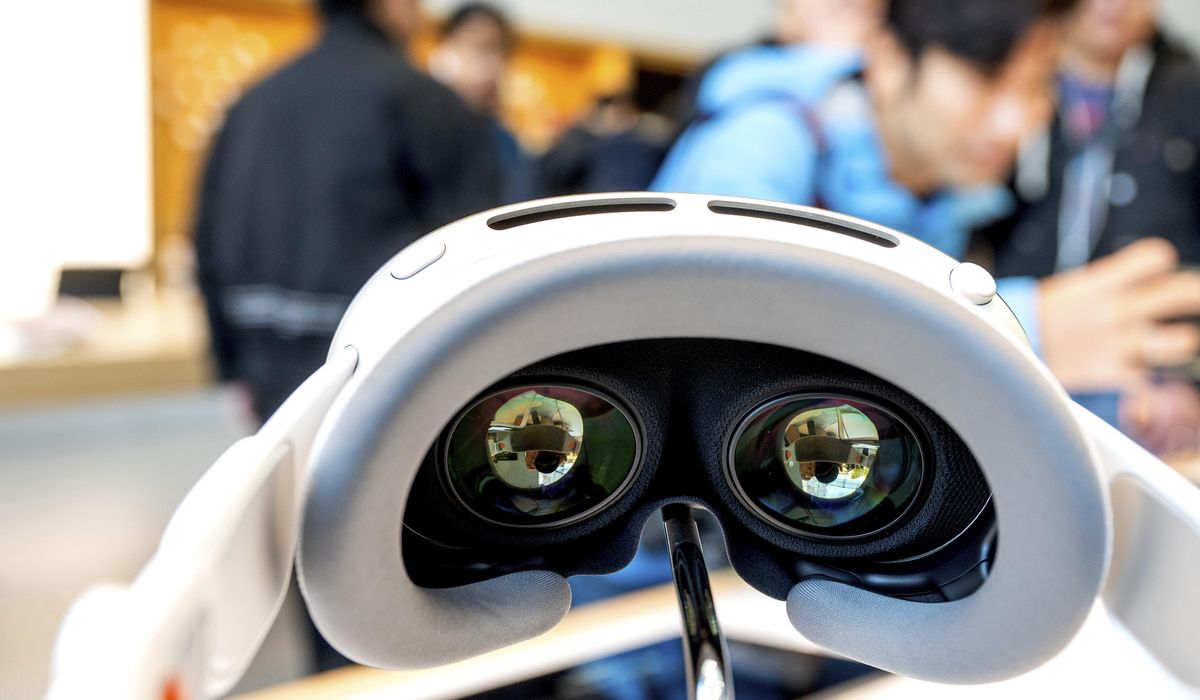 NextImg:Apple Vision Pro can be a pain in the neck for some users