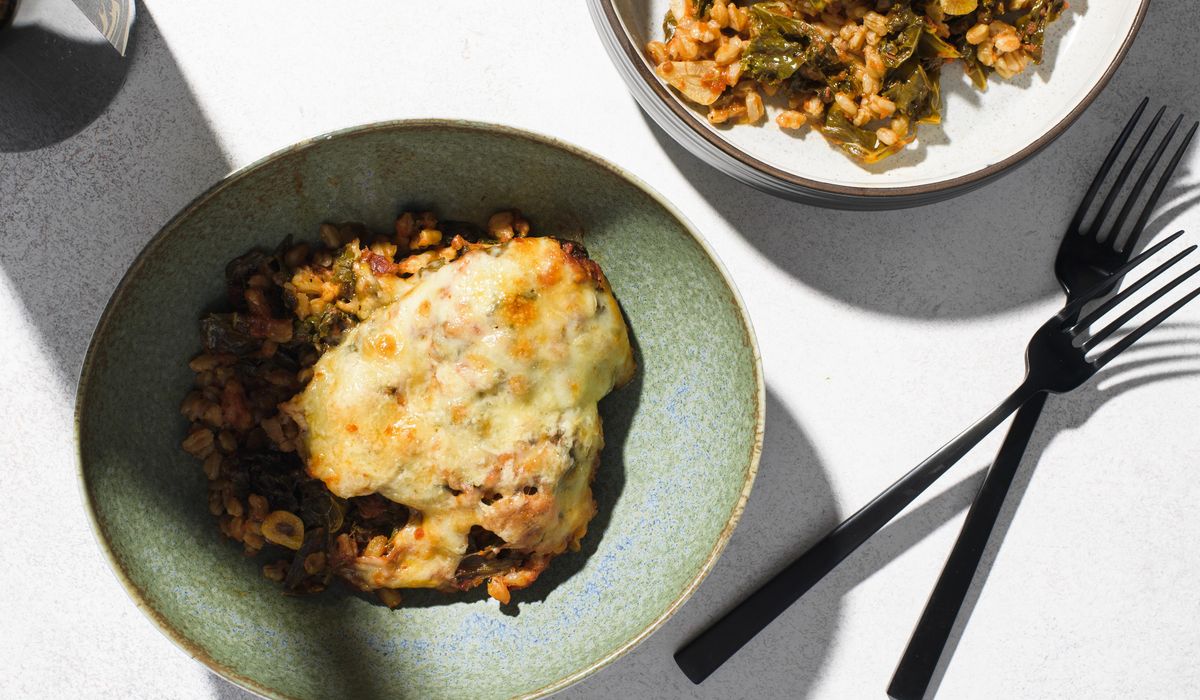 NextImg:For a comforting vegetarian meal, bake farro with tomatoes and cheese