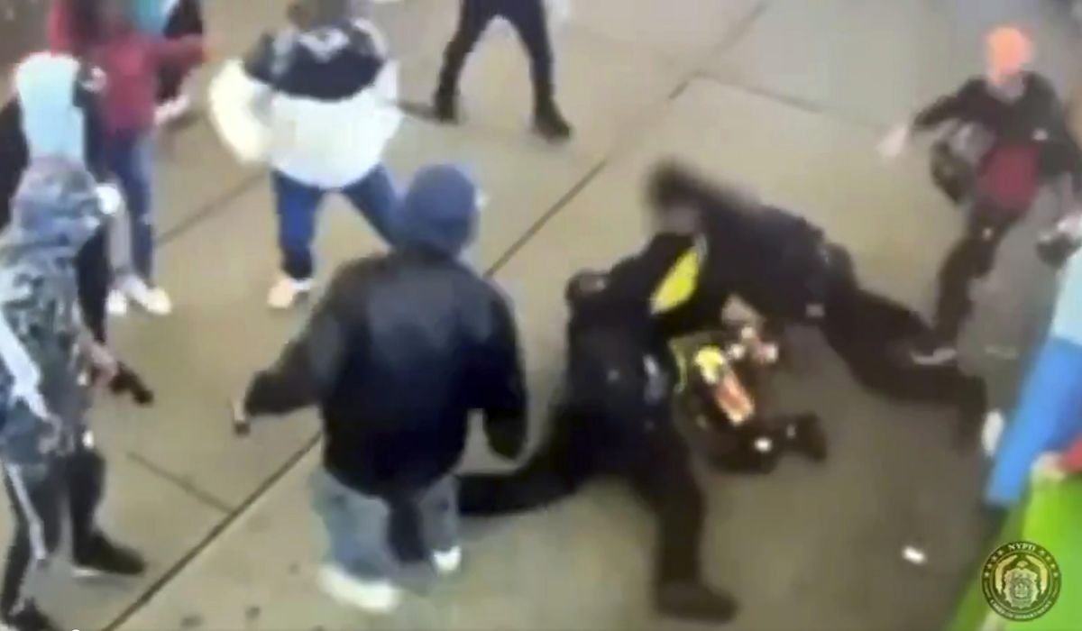 NextImg:Migrants nabbed in Arizona may be cop-beating suspects who fled New York City