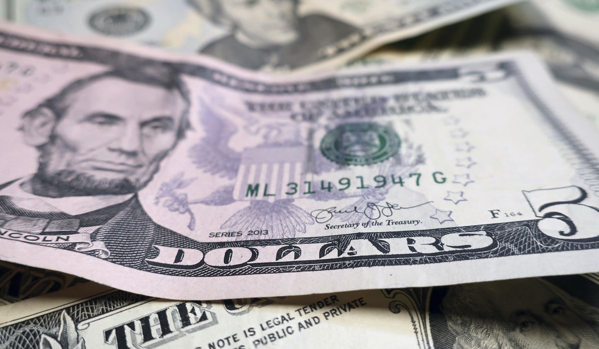 NextImg:New York couple uses magnets to fish out safe containing $100,000