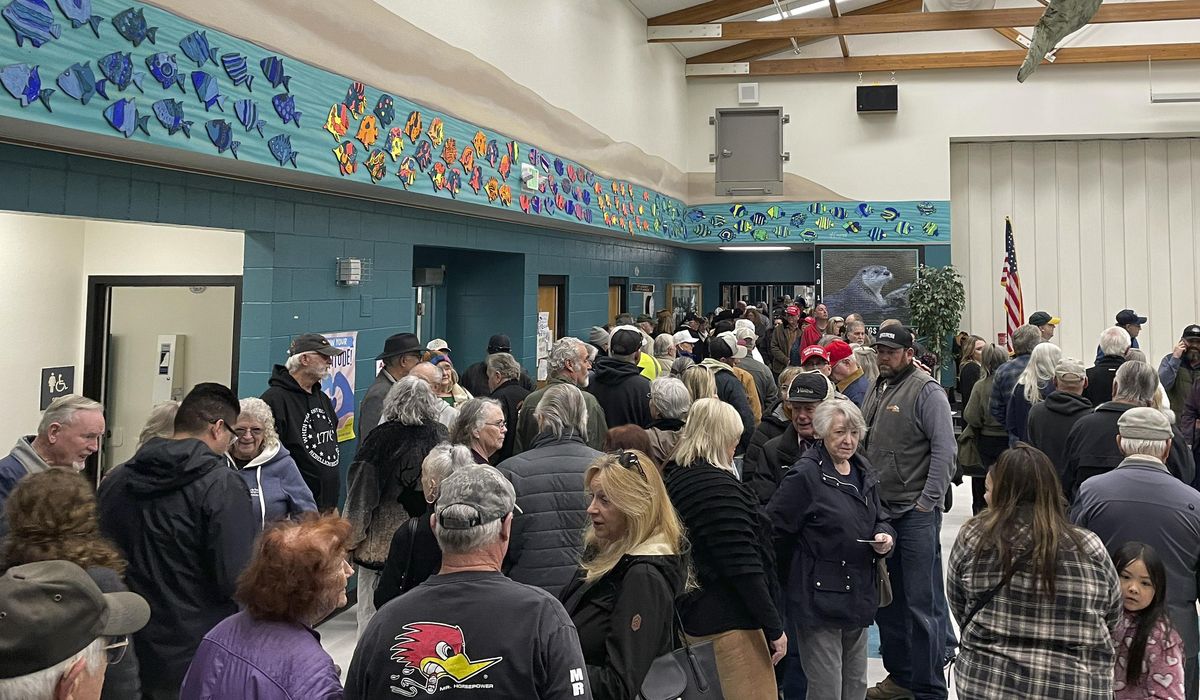 NextImg:Nevada Republicans wait in long lines in order to caucus for Trump, who is expected to win