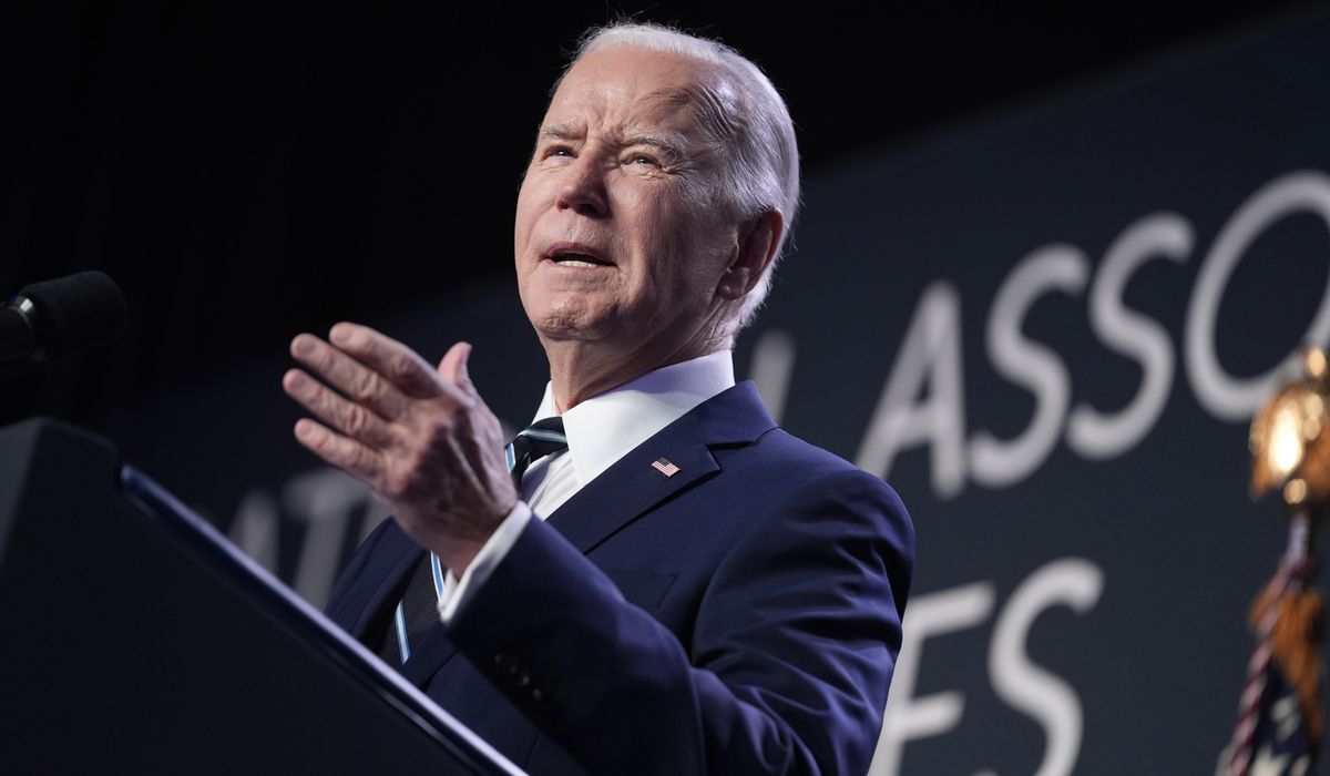 NextImg:Biden mocks Hur report with joke about his memory