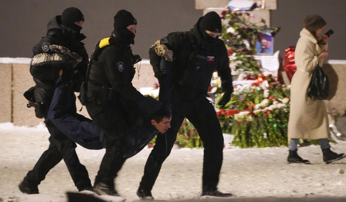 NextImg:Tributes to Alexei Navalny, Putin’s greatest foe, removed from Russian cities as police look on