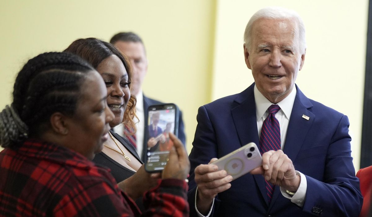 NextImg:Biden presses the flesh in L.A., swipes at Trump before donor events