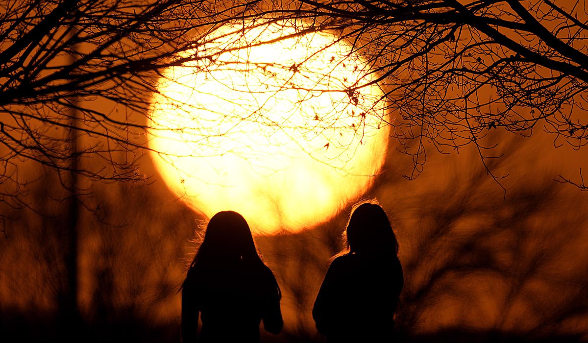 NextImg:Wild weather’s coming: West readies for snow as Midwest gets a taste of summer