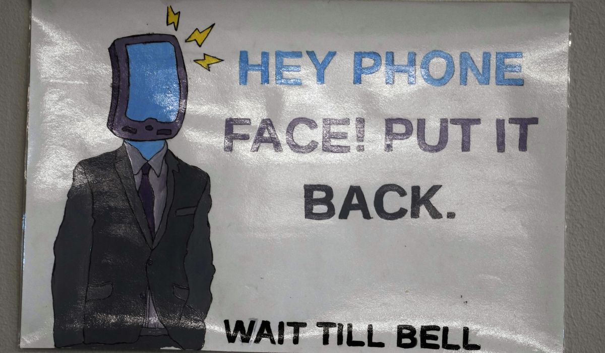 NextImg:L.A. school district orders pupils to hang up their phones