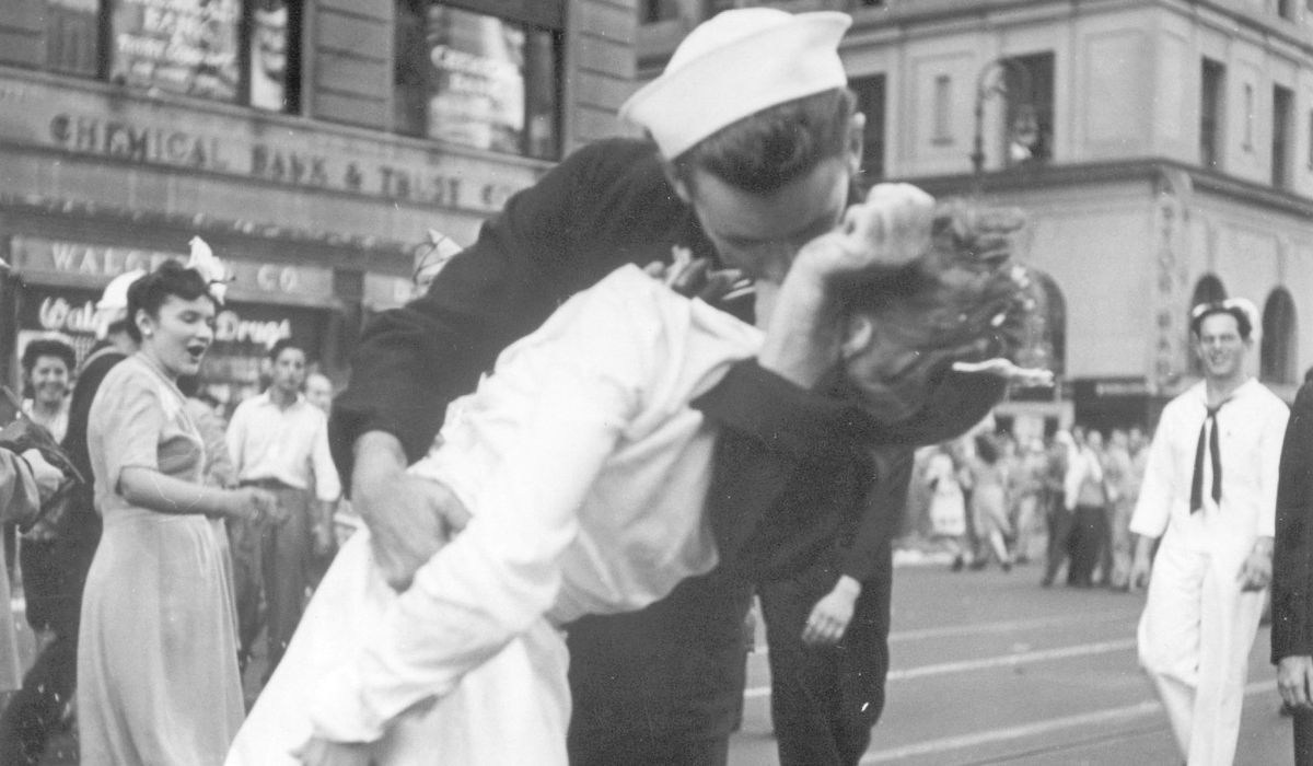 NextImg:Kissing ‘woke’ goodbye: VA chief reverses ban on iconic WWII sailor-smooch photo