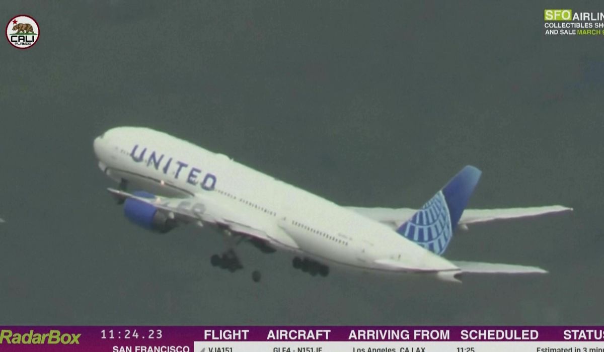 NextImg:United Airlines plane makes a safe emergency landing in L.A. after losing a tire during takeoff