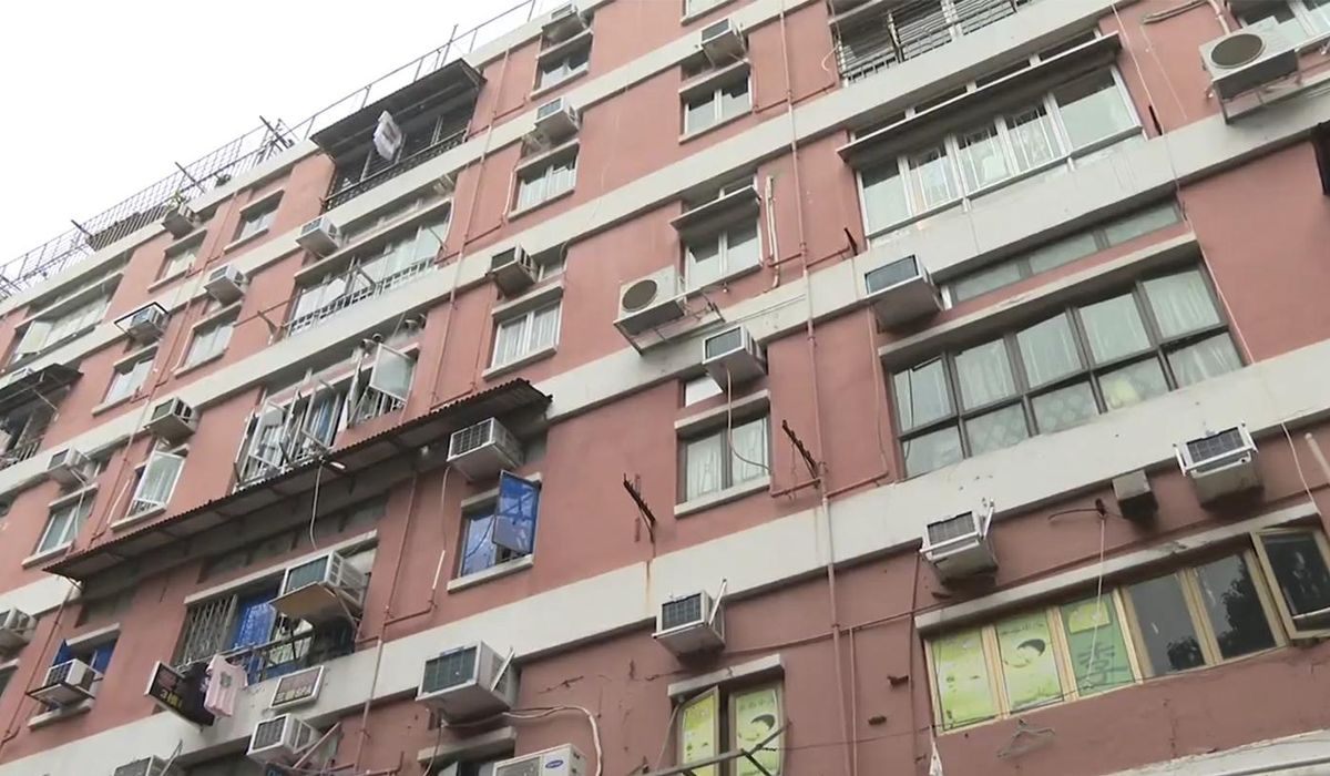 NextImg:A cleaner finds 2 dead babies in glass bottles in a vacated Hong Kong apartment. Police arrest 2