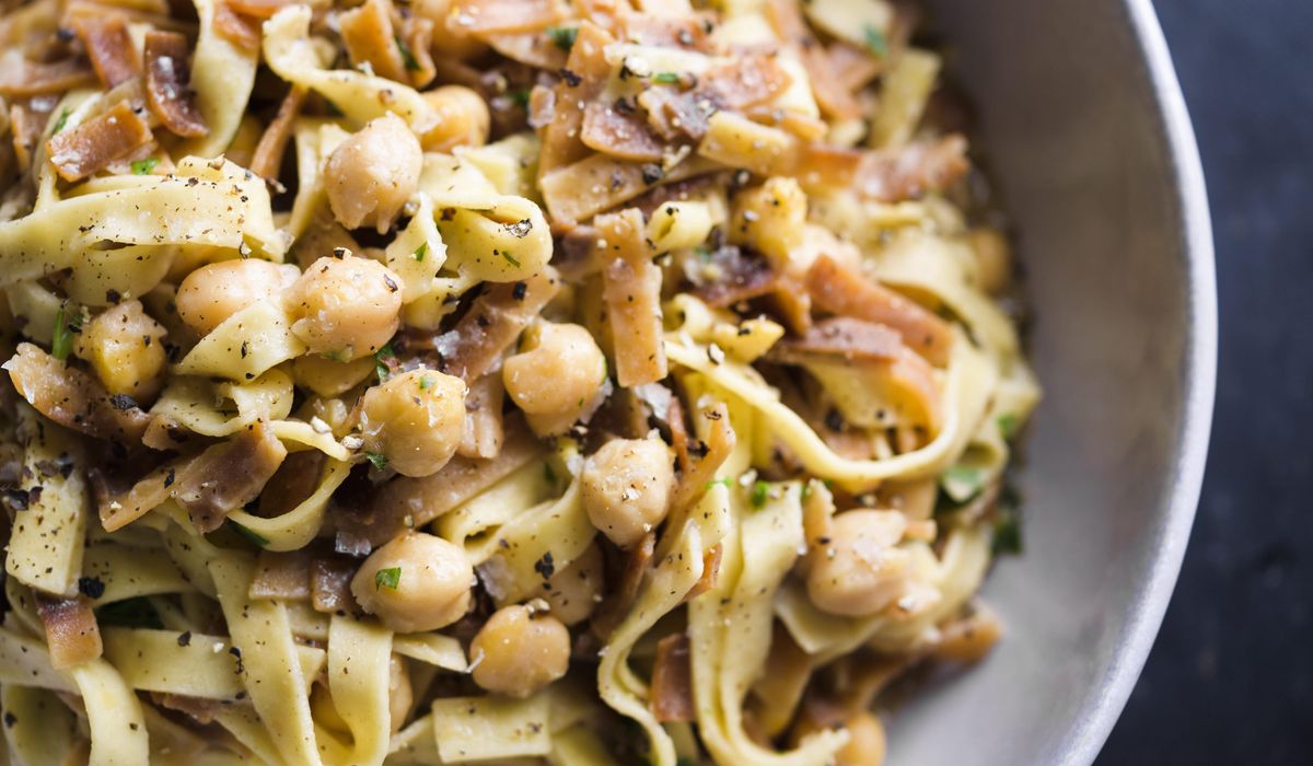 NextImg:Fried pasta with a savory crunch: Crispy fettuccine with chickpeas, lemon and parsley