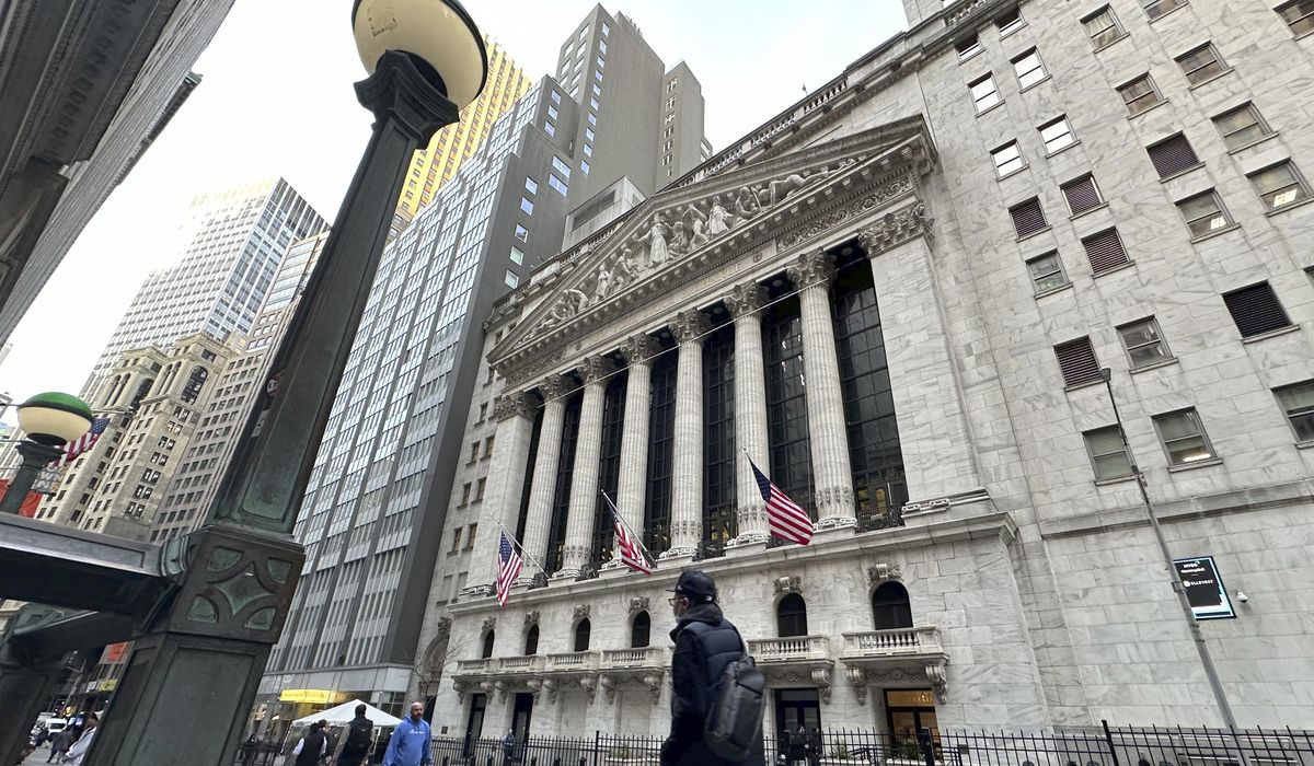 NextImg:Wall Street drifts to a mixed close, holding near record levels