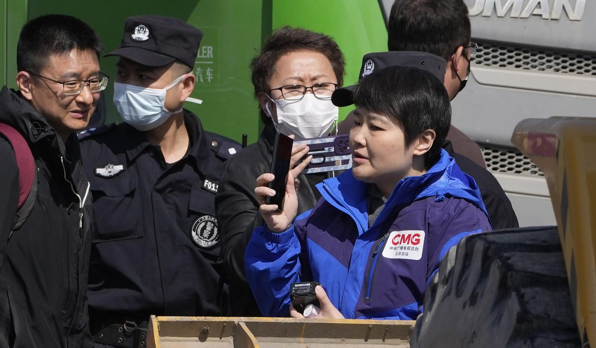 NextImg:Chinese city officials issue a rare apology after authorities harass journalists on live TV