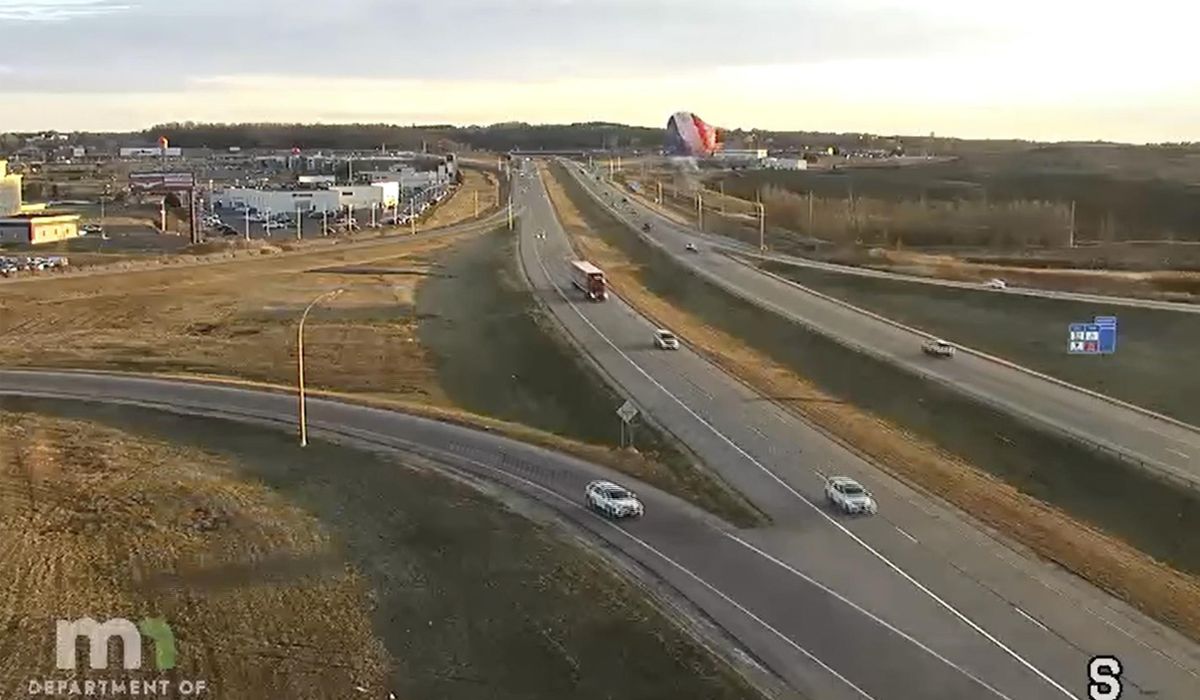 NextImg:A hot air balloon crashed into a power line and caused a fire, but everyone is O.K.