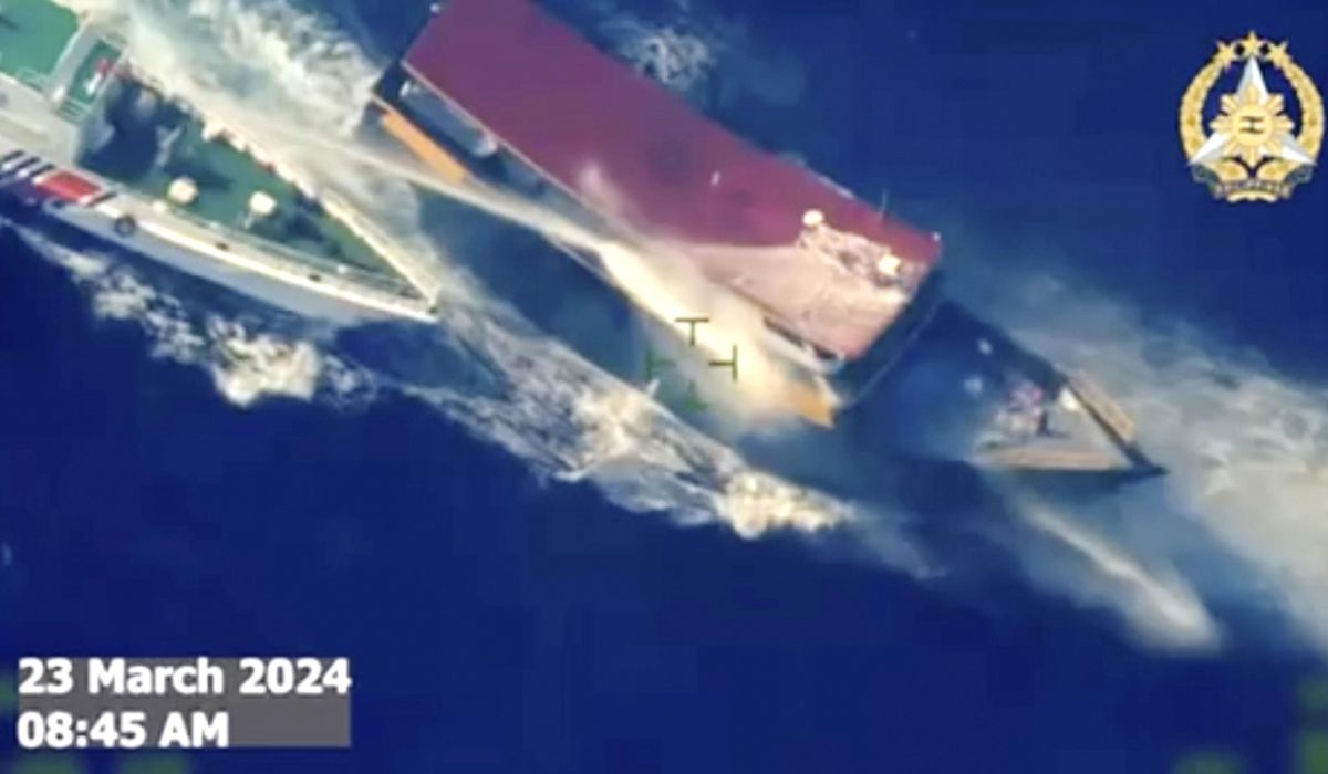 NextImg:Chinese coast guard hits Philippine boat with water cannons in disputed sea, causing injuries