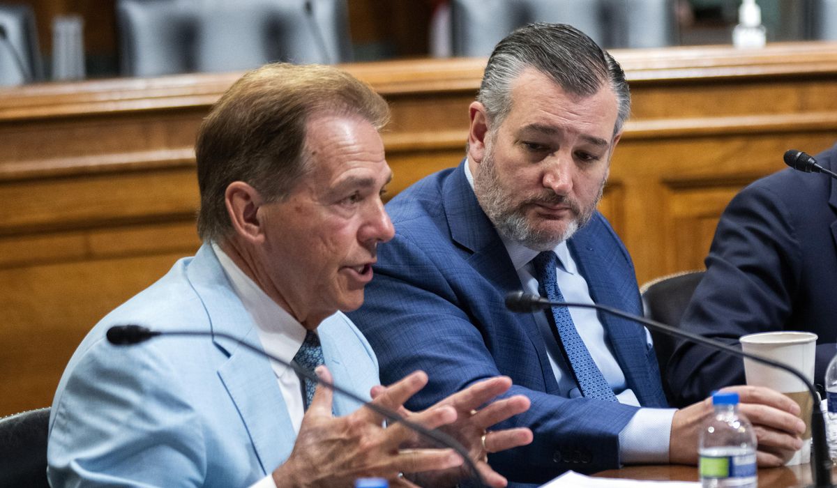 NextImg:Ex-coach Nick Saban says pro-union comments taken out of context