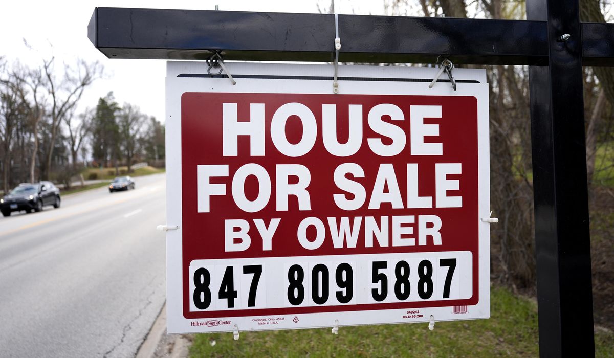 NextImg:Average long-term U.S. mortgage rate falls slightly, easing borrowing costs for home shoppers