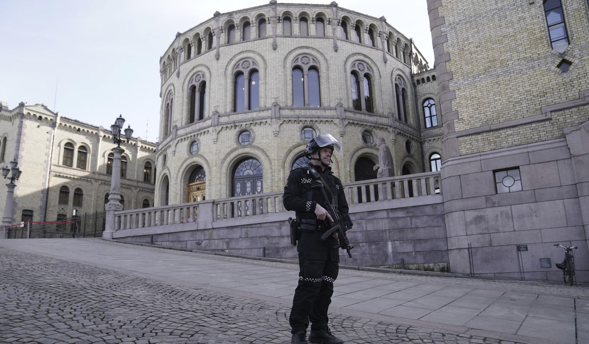 NextImg:Bomb threats cause short lockdown at Norwegian Parliament house