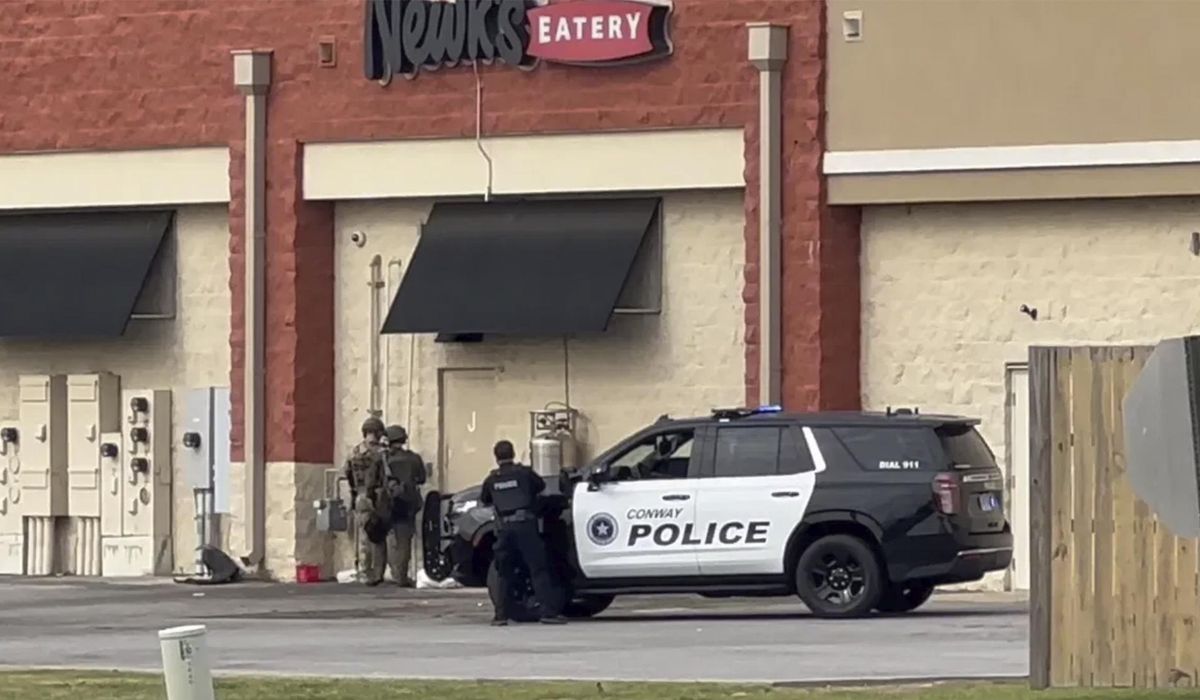 NextImg:Police in Arkansas shoot man who barricaded himself at a shopping mall