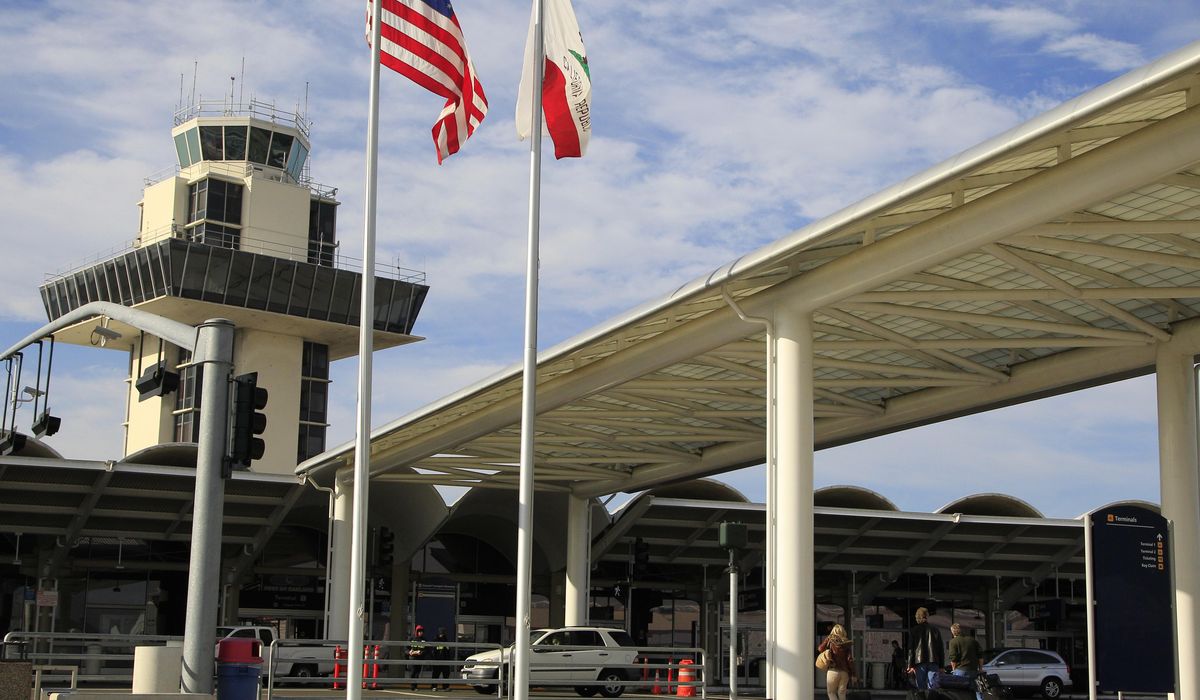 NextImg:San Francisco threatens to sue Oakland over airport name change