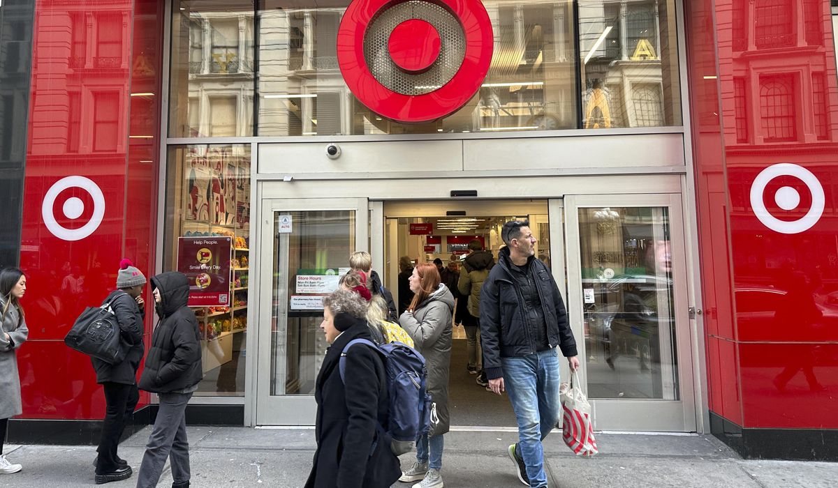 NextImg:U.S. consumer sentiment falls slightly as outlook for inflation worsens