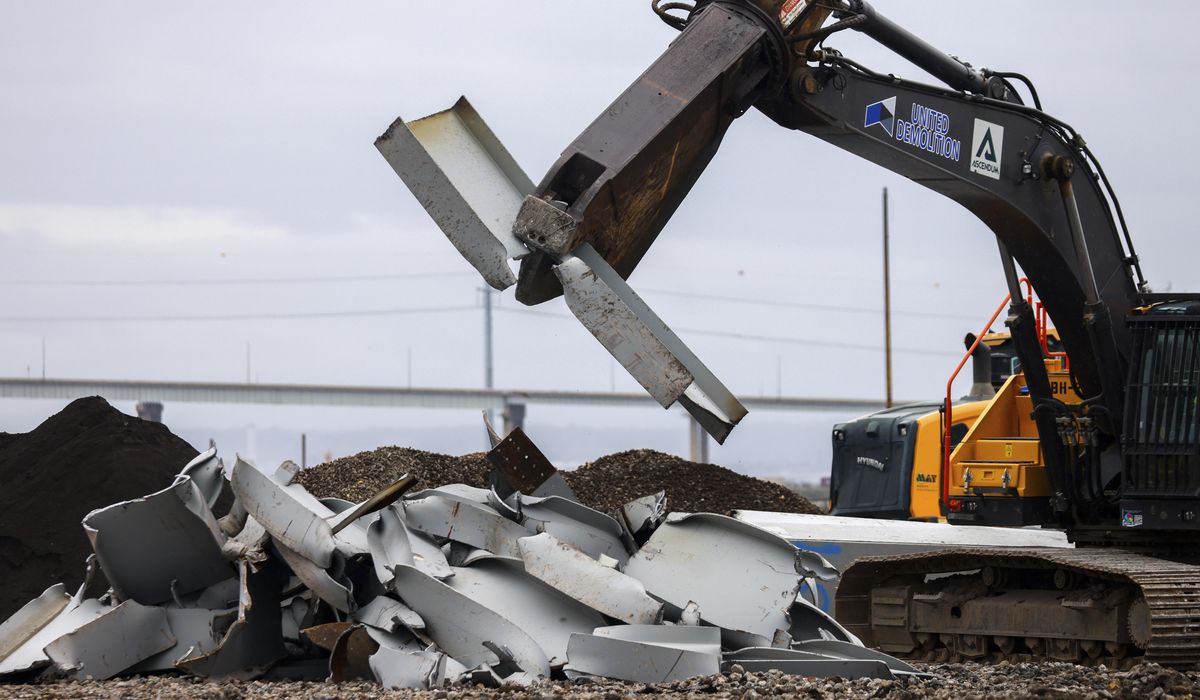 NextImg:Salvage crews race against the clock to remove massive chunks of fallen Baltimore bridge