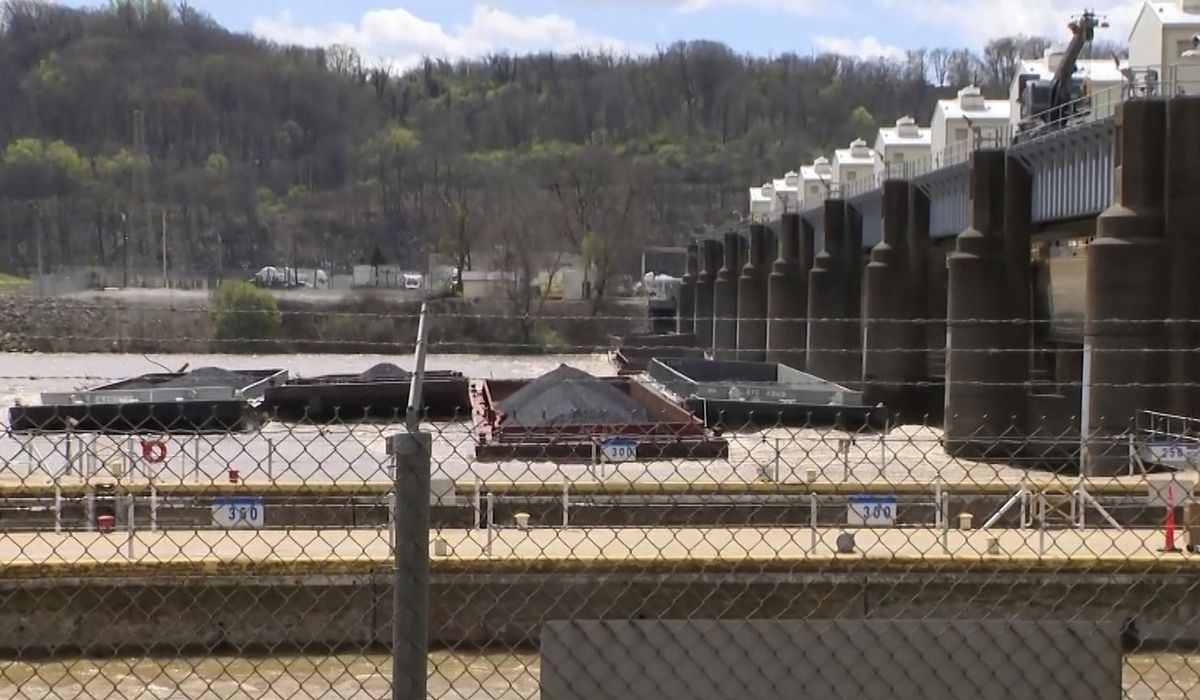 NextImg:Ohio River near Pittsburgh is closed as crews search for missing barge, one of 26 that broke loose