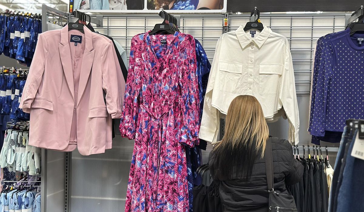 NextImg:Retail sales up 0.7% in March from February, underscoring the resiliency of the U.S. consumer