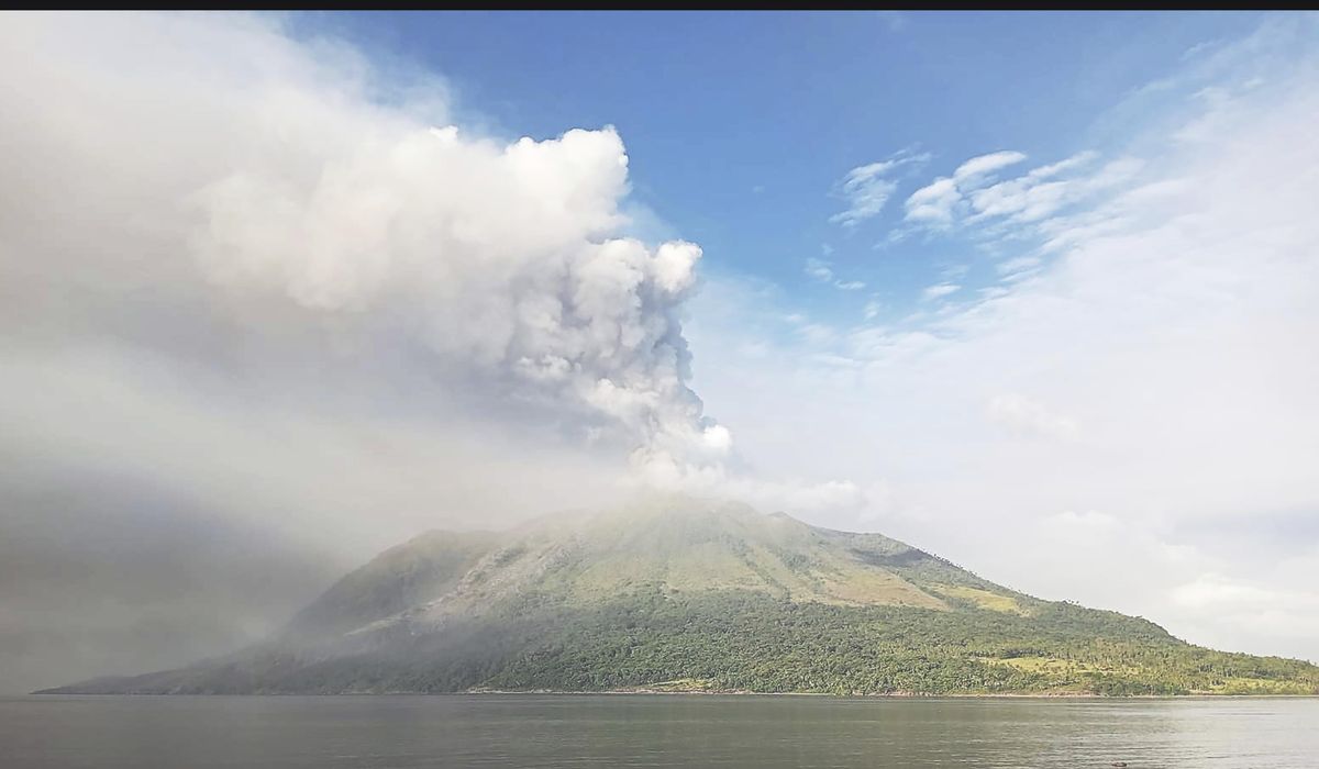 NextImg:More people are evacuated after the dramatic eruption of an Indonesian volcano
