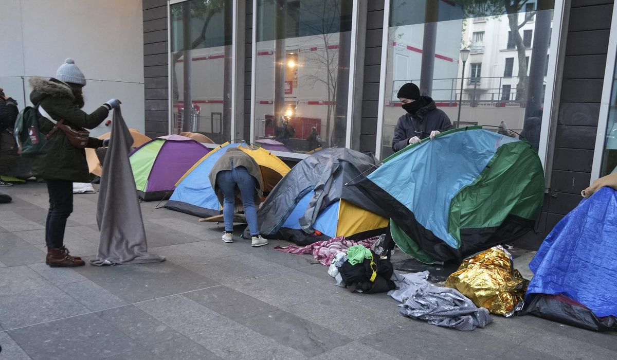 NextImg:Police clear out a migrant camp in central Paris. Activists say it’s a pre-Olympics sweep