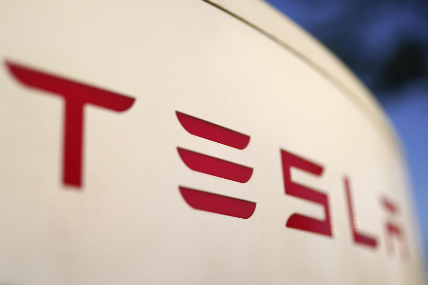 U.S. probes whether Tesla Autopilot recall did enough to make sure drivers pay attention
