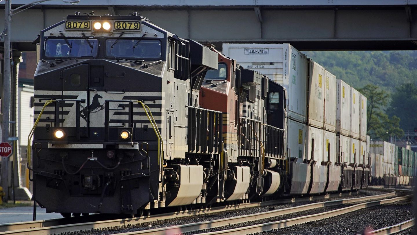 Norfolk Southern's earnings supply railroad probability to defend its technique forward of board vote