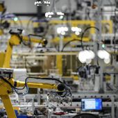 Articulated robots move inside the Hanwha Qcells Solar plant, Oct. 16, 2023, in Dalton, Ga. On Thursday, April 25, 2024, the U.S. government issues the first of three estimates of economic growth in the first quarter. (AP Photo/Mike Stewart, File)