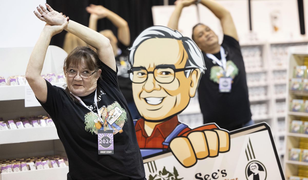 NextImg:Warren Buffett says AI may be better for scammers than society. And he’s seen how