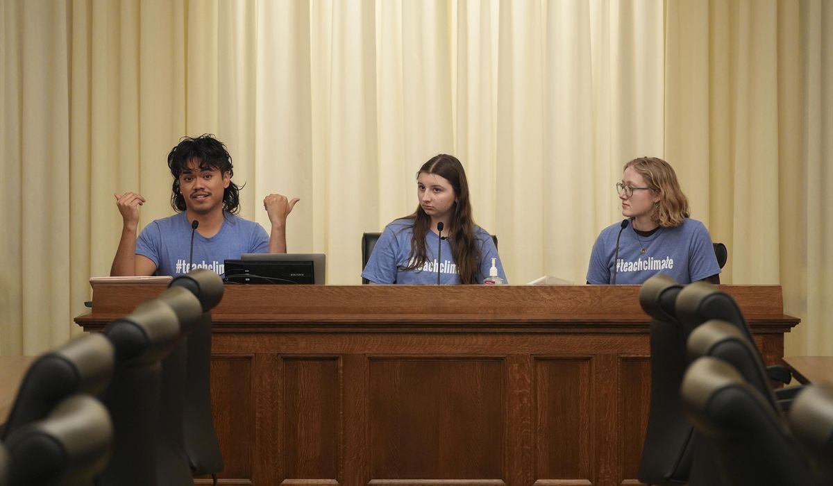 NextImg:High school students, frustrated by lack of climate education, press for change