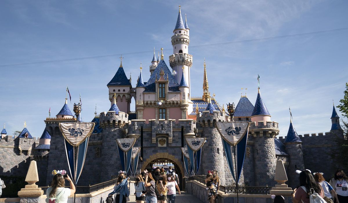 NextImg:Disneyland to premiere animatronic figure of Walt Disney