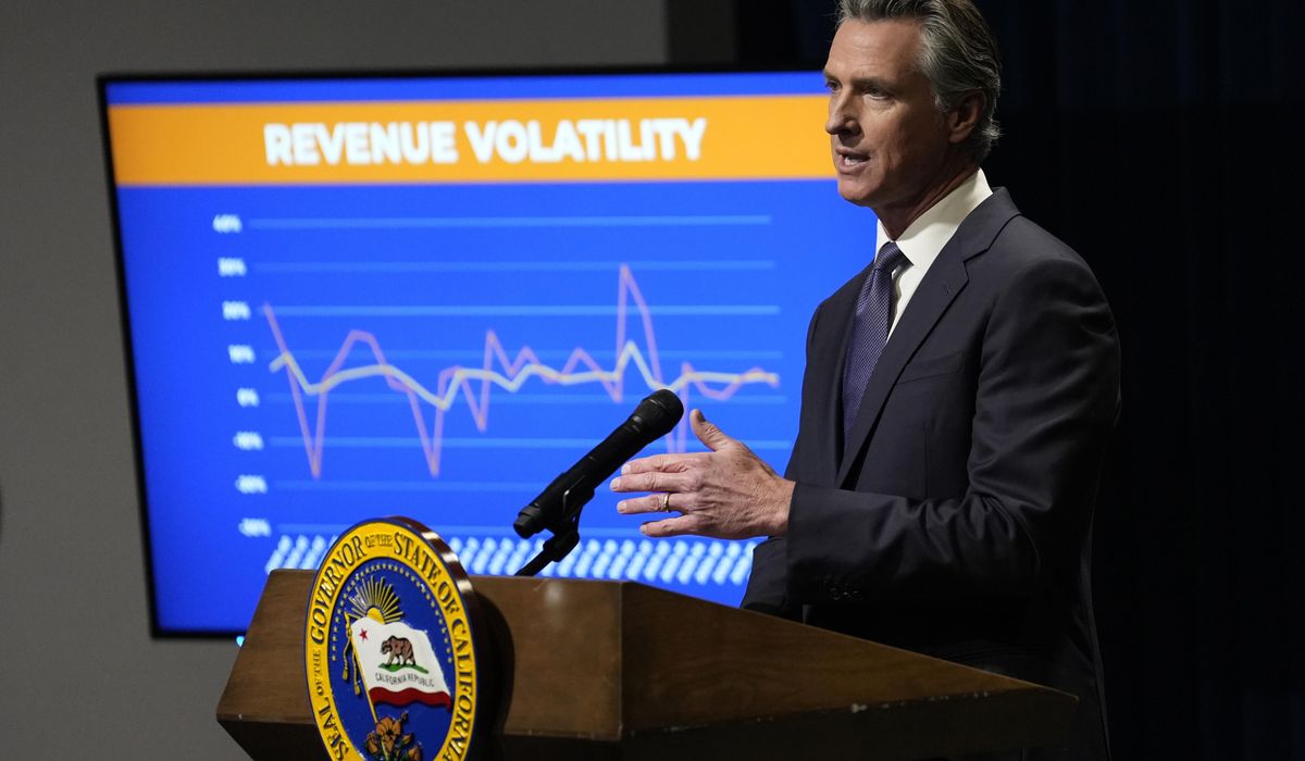NextImg:California governor would slash 10,000 vacant state jobs to help close $27.6 billion deficit