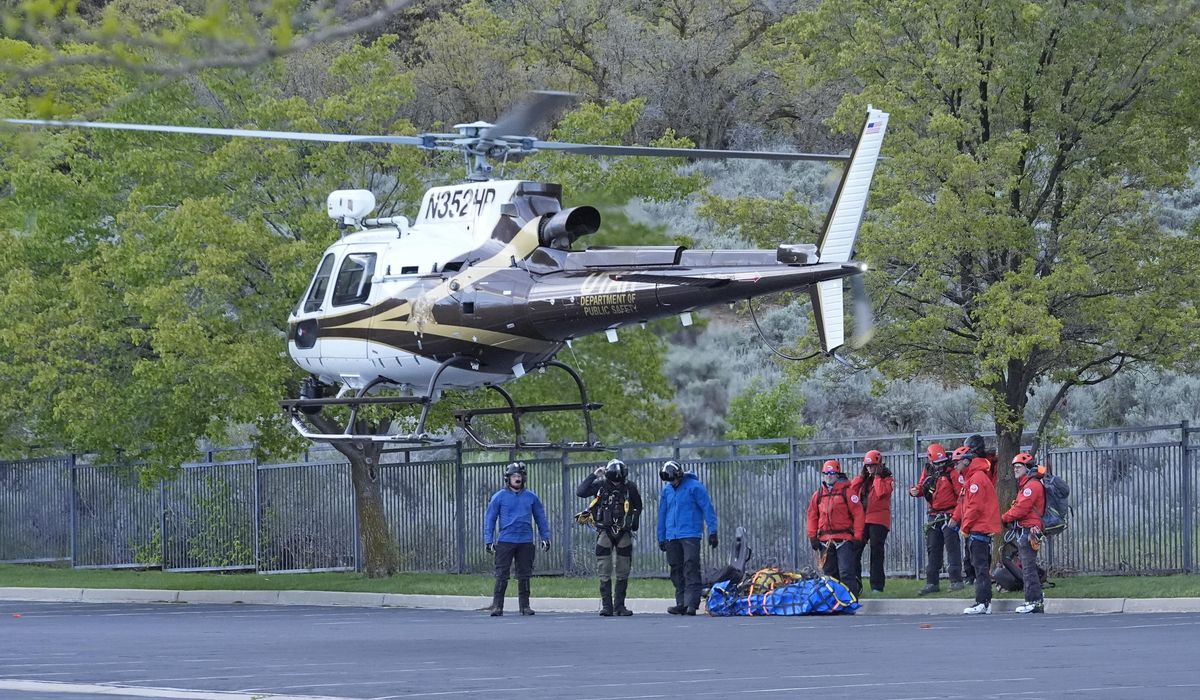 NextImg:Search crews uncover bodies of 2 skiers buried by Utah avalanche, ready to bring them off mountain
