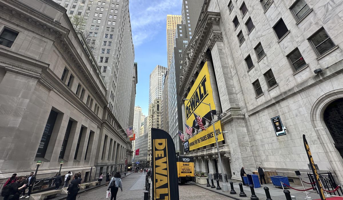 NextImg:Stocks edge higher on Wall Street, adding to gains for May