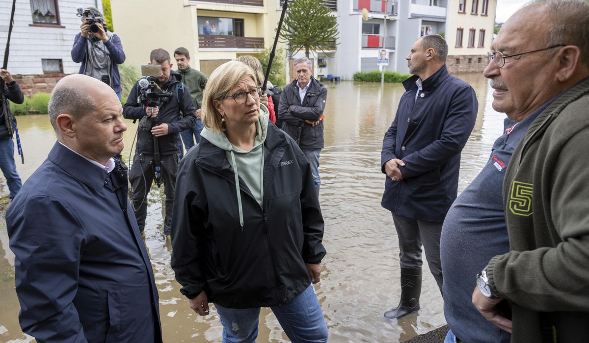 NextImg:The German chancellor tours flooded regions in the southwest in a show of solidarity