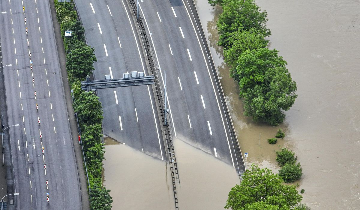 NextImg:The German chancellor tours flooded regions in the southwest in a show of solidarity