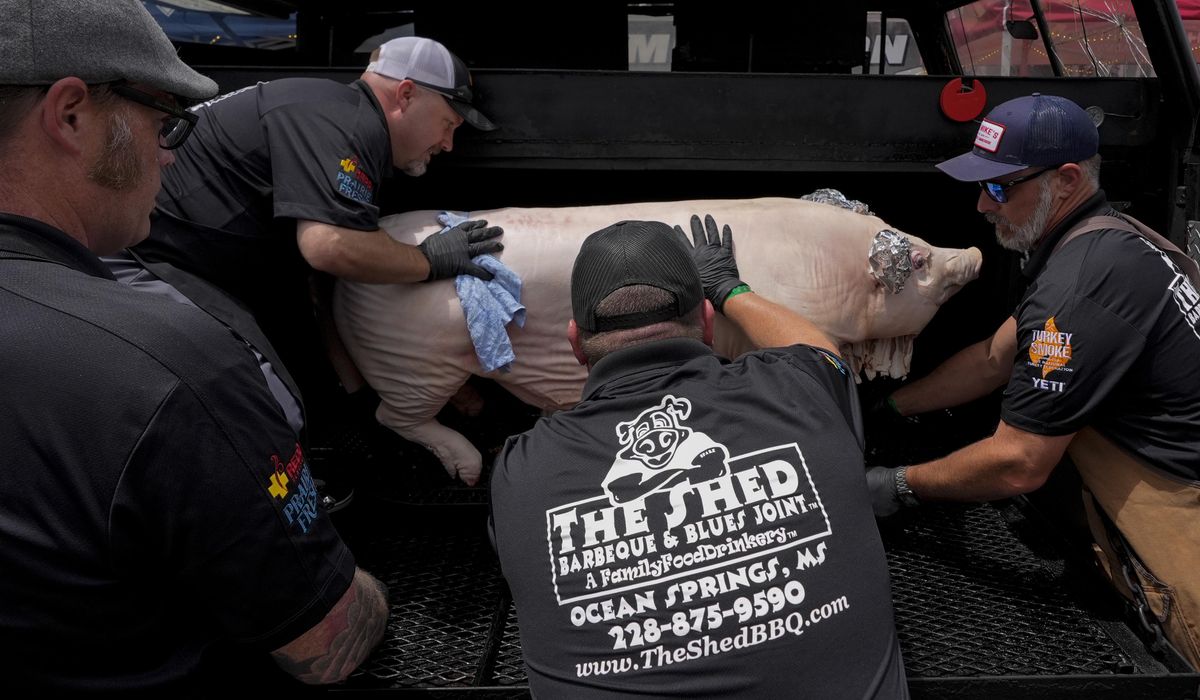 NextImg:At Memphis BBQ contest, pitmasters sweat through the smoke to be best in pork