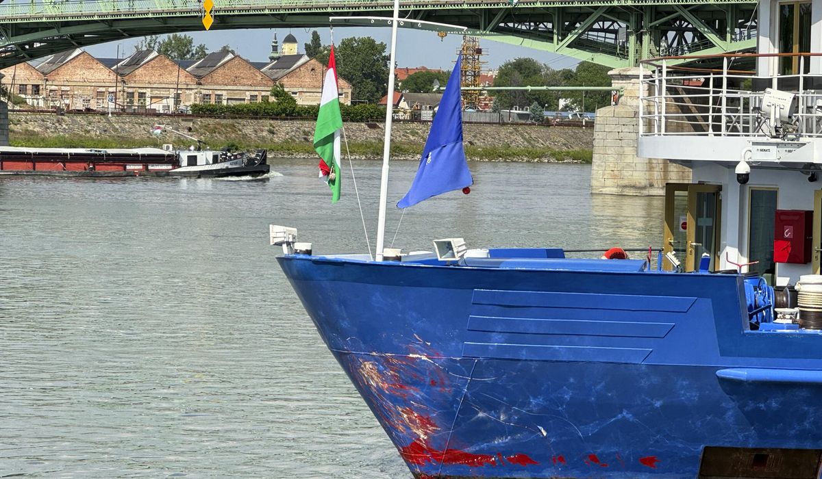 NextImg:2 dead and 5 missing after a boat collision on the Danube River in Hungary
