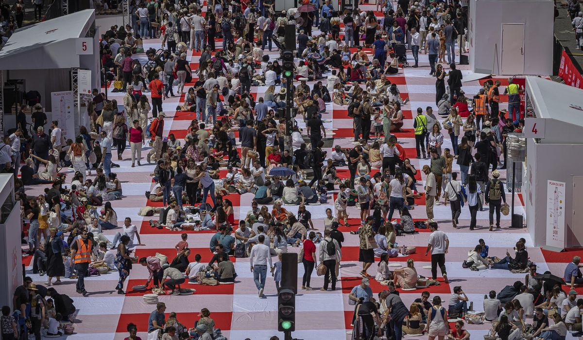 NextImg:Paris’ traffic-clogged Champs-Elysees turned into a mass picnic blanket for an unusual meal