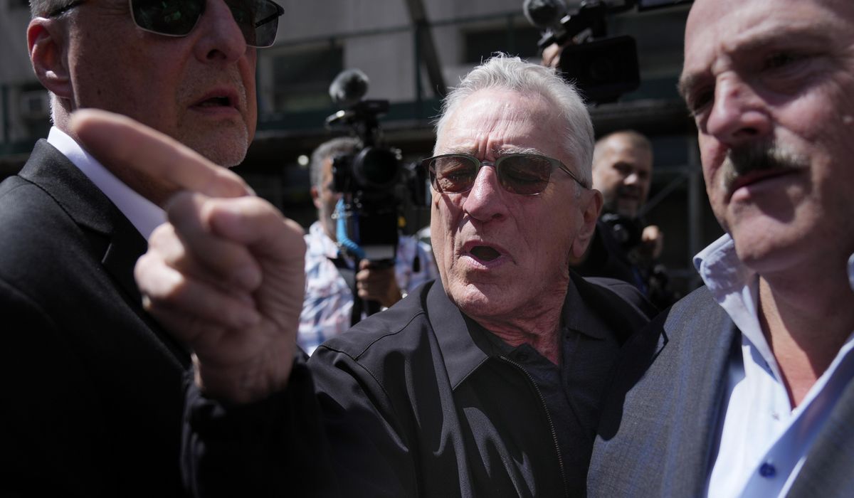 NextImg:Biden team rolls out De Niro, ex-Capitol police to slam Trump outside courthouse
