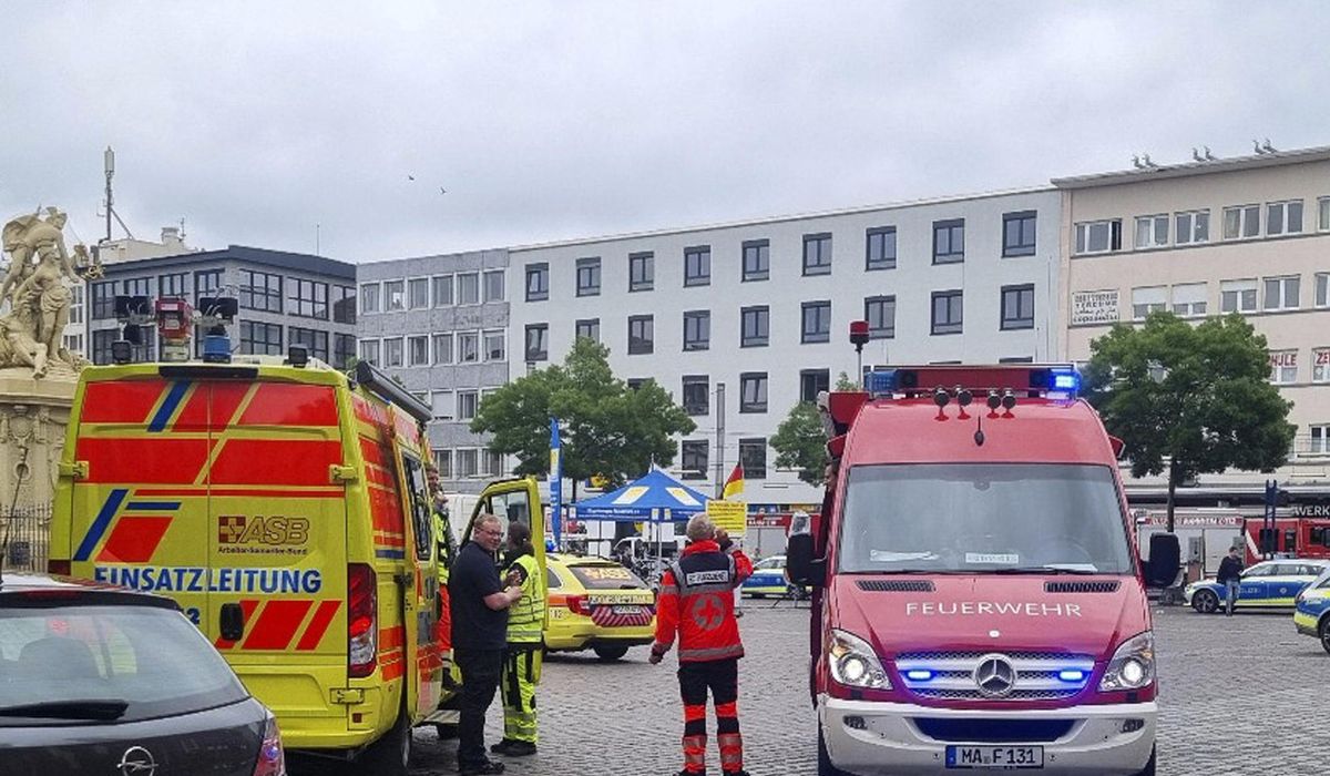 NextImg:Several people hurt in a stabbing in the German city of Mannheim, police say