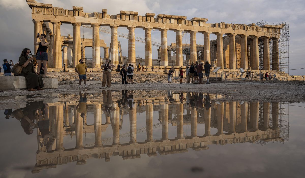 NextImg:Greek police investigating ancient statue found in bag near trash cans
