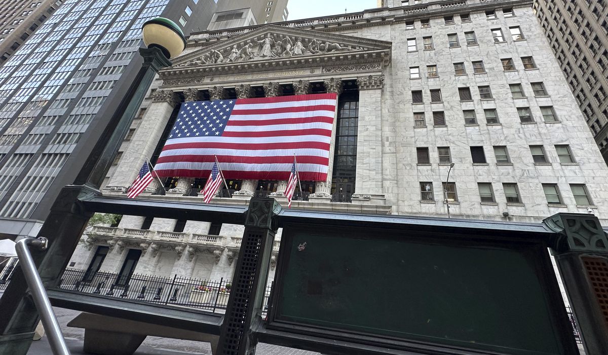 NextImg:Wall Street drifts after its latest record-setting day