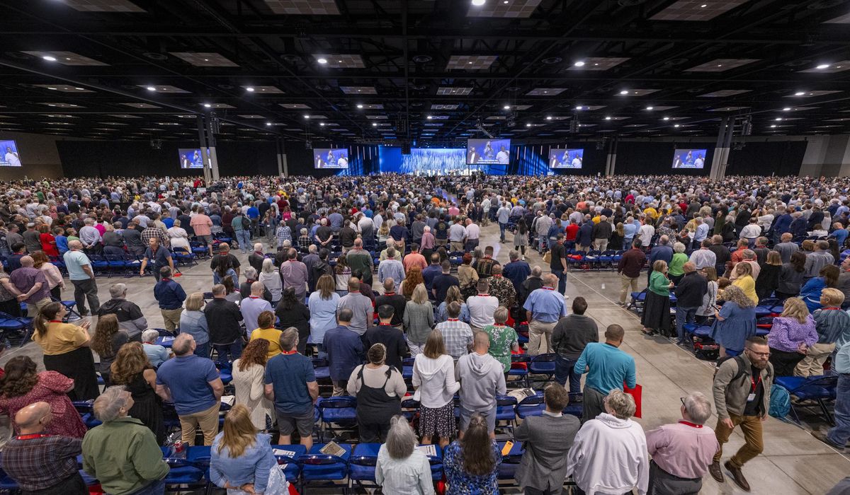 NextImg:Southern Baptists narrowly reject formal ban on churches with any women pastors
