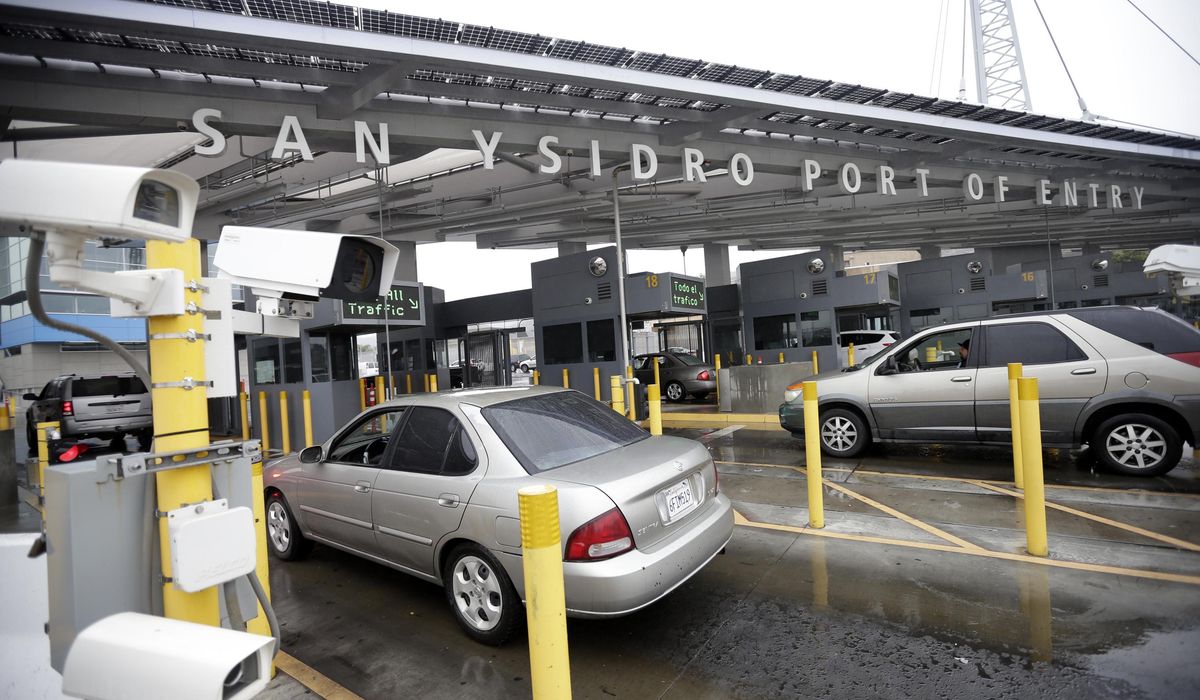 NextImg:Border officer charged with drug dealing, migrant smuggling
