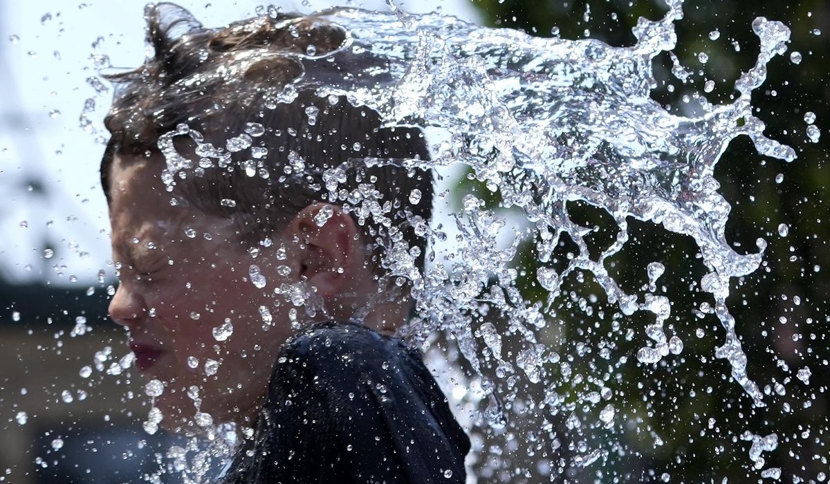 NextImg:U.S. severe weather: Heat moves east, storms threaten Plains, snow falls in the Rockies